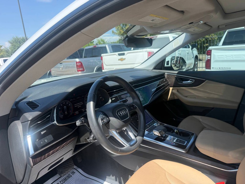 Audi Q8 Vehicle Full-screen Gallery Image 06