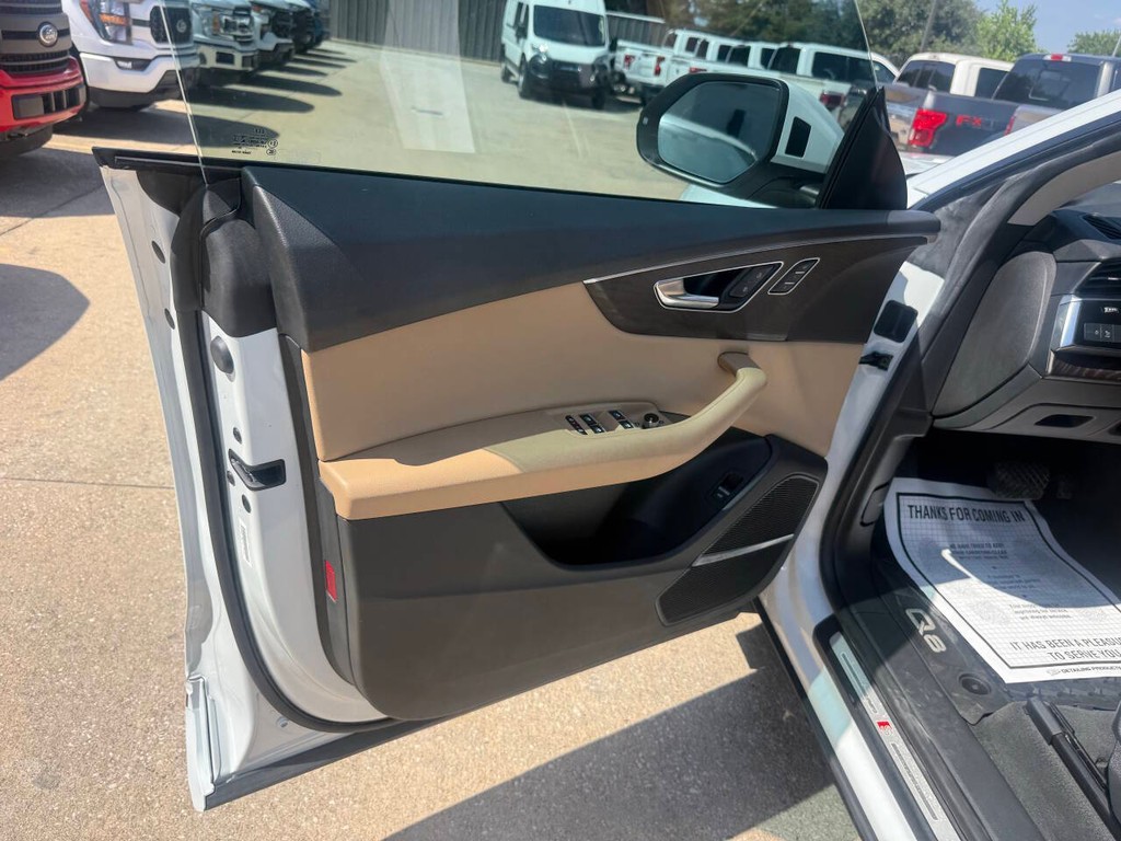 Audi Q8 Vehicle Full-screen Gallery Image 08