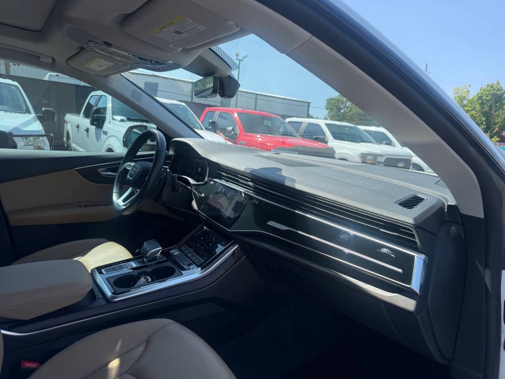 Audi Q8 Vehicle Full-screen Gallery Image 09