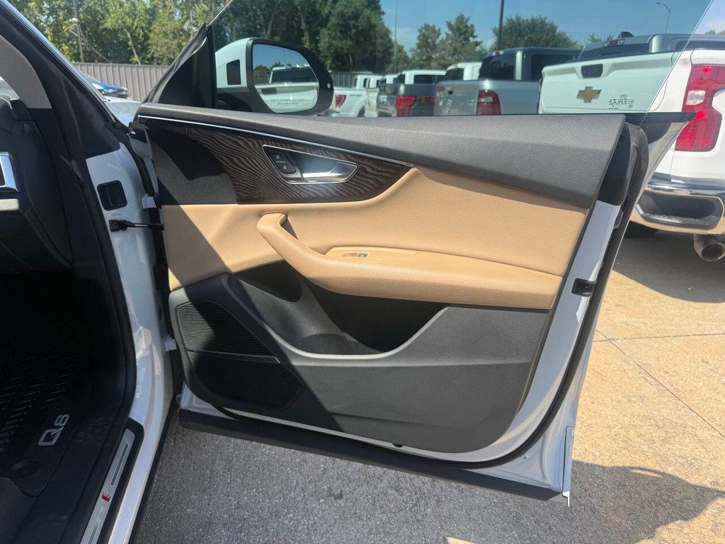 Audi Q8 Vehicle Full-screen Gallery Image 11