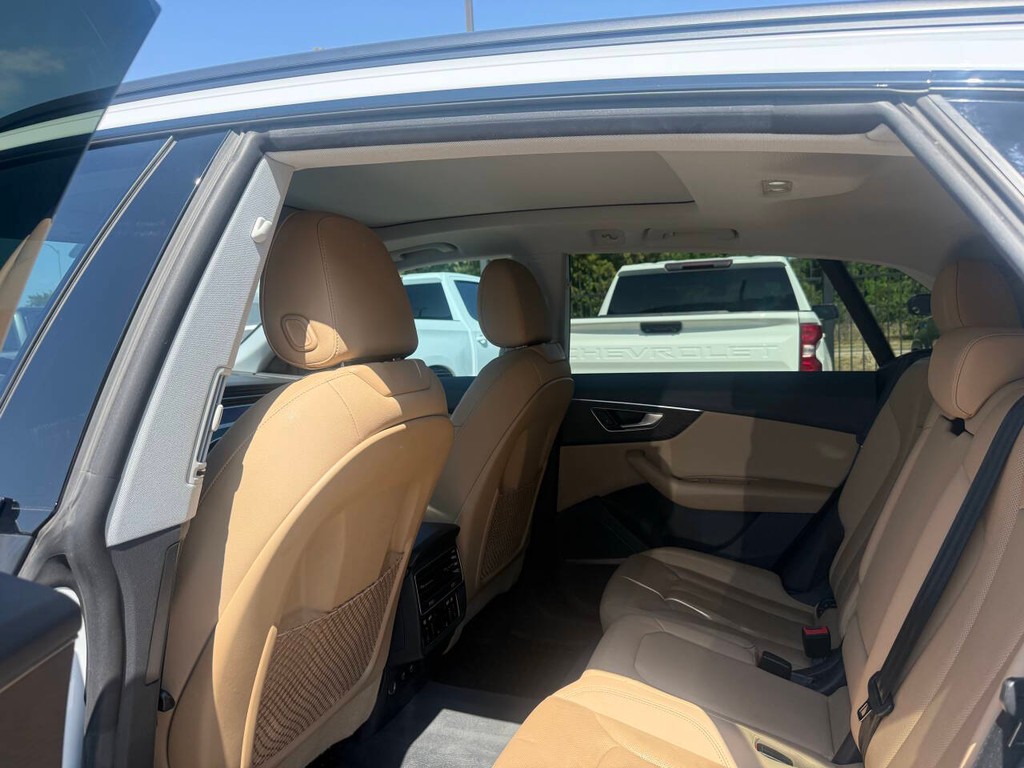 Audi Q8 Vehicle Full-screen Gallery Image 12