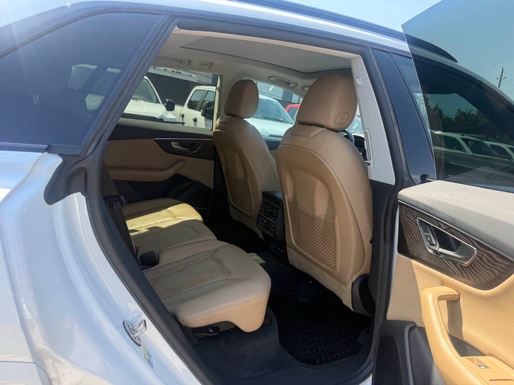 Audi Q8 Vehicle Full-screen Gallery Image 15