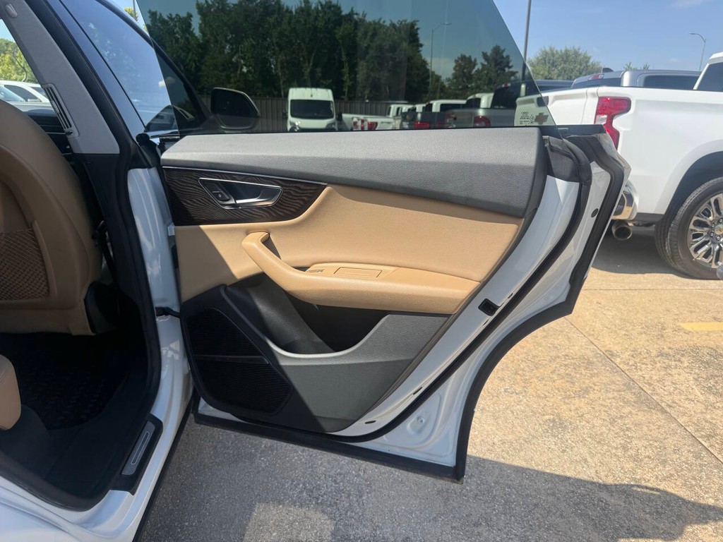 Audi Q8 Vehicle Full-screen Gallery Image 16