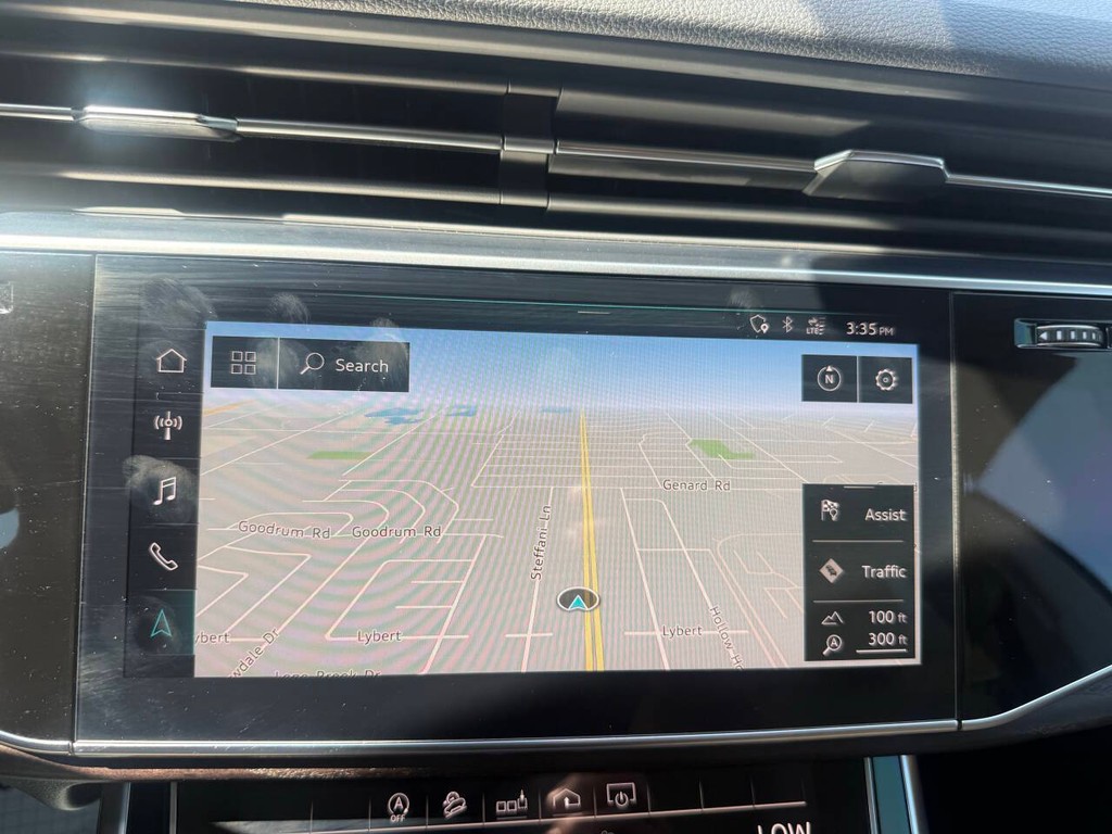 Audi Q8 Vehicle Full-screen Gallery Image 25