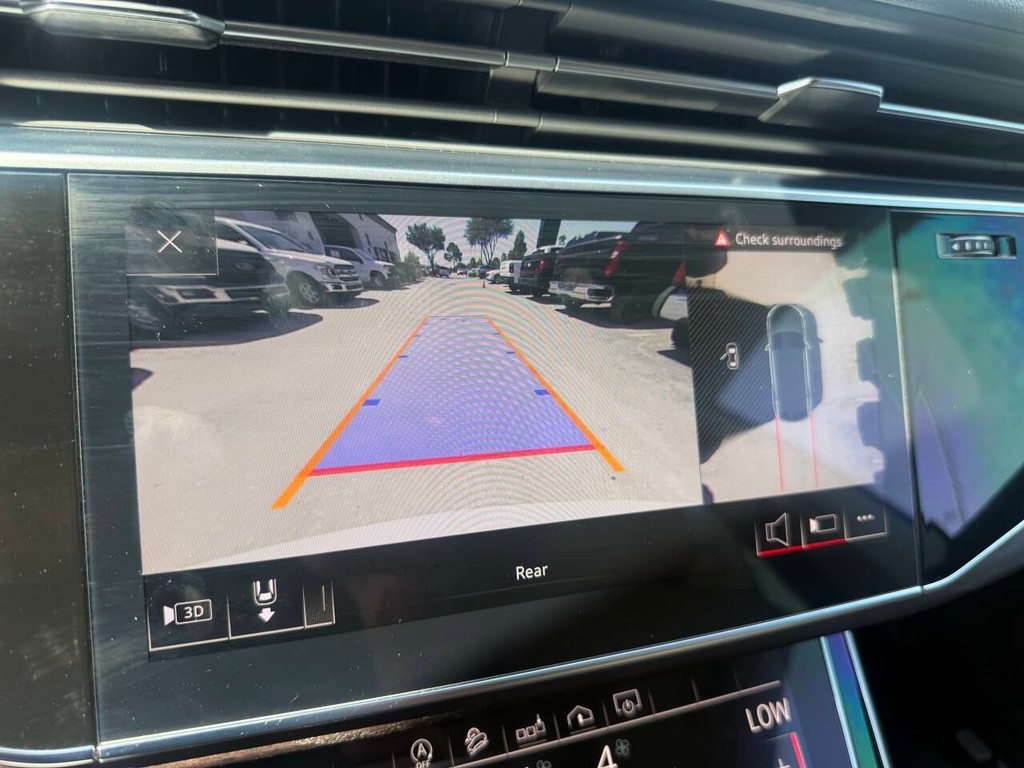 Audi Q8 Vehicle Full-screen Gallery Image 27