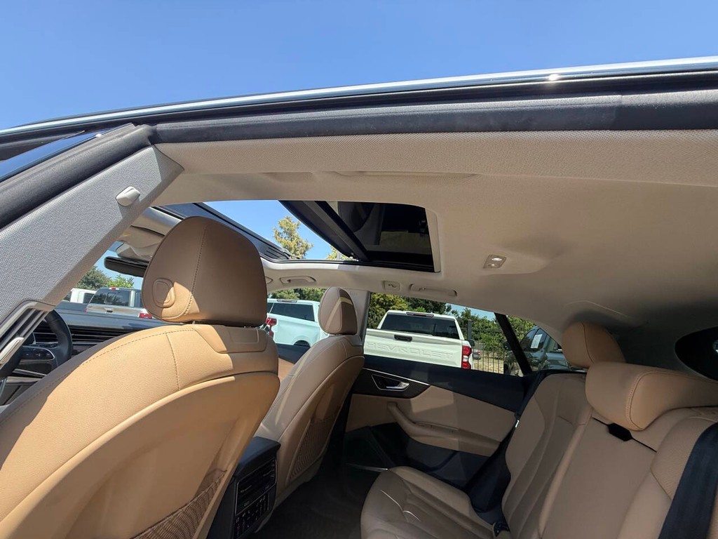 Audi Q8 Vehicle Full-screen Gallery Image 31