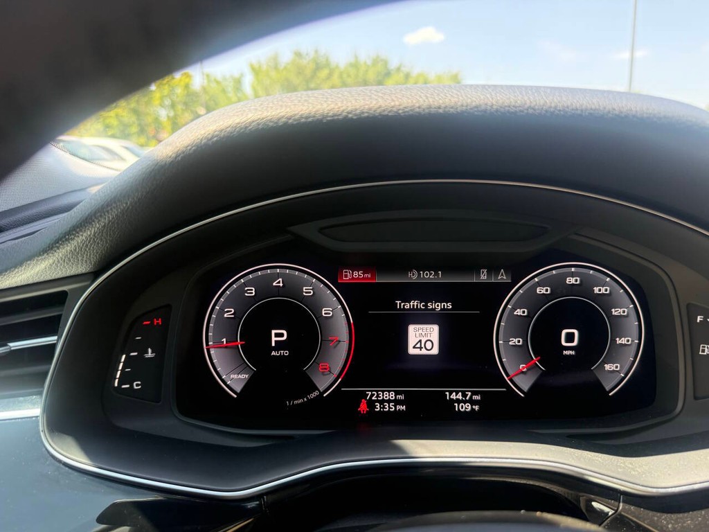 Audi Q8 Vehicle Full-screen Gallery Image 32