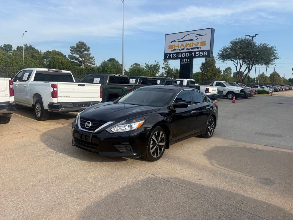 Nissan Altima Vehicle Full-screen Gallery Image 03