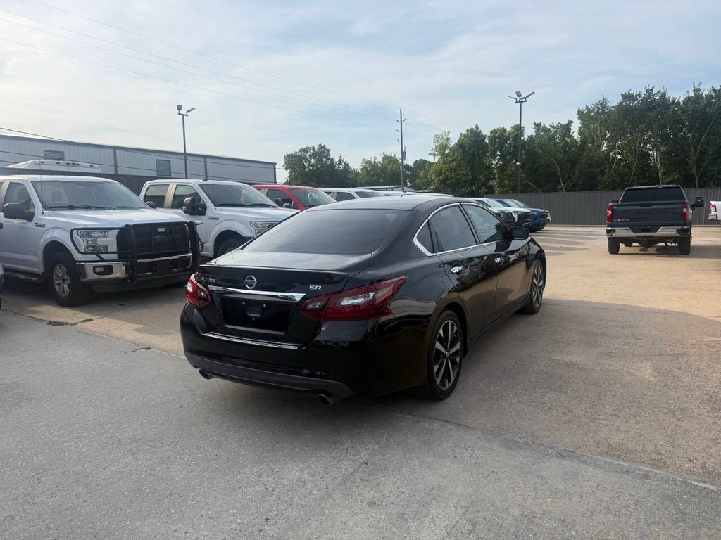 Nissan Altima Vehicle Full-screen Gallery Image 05