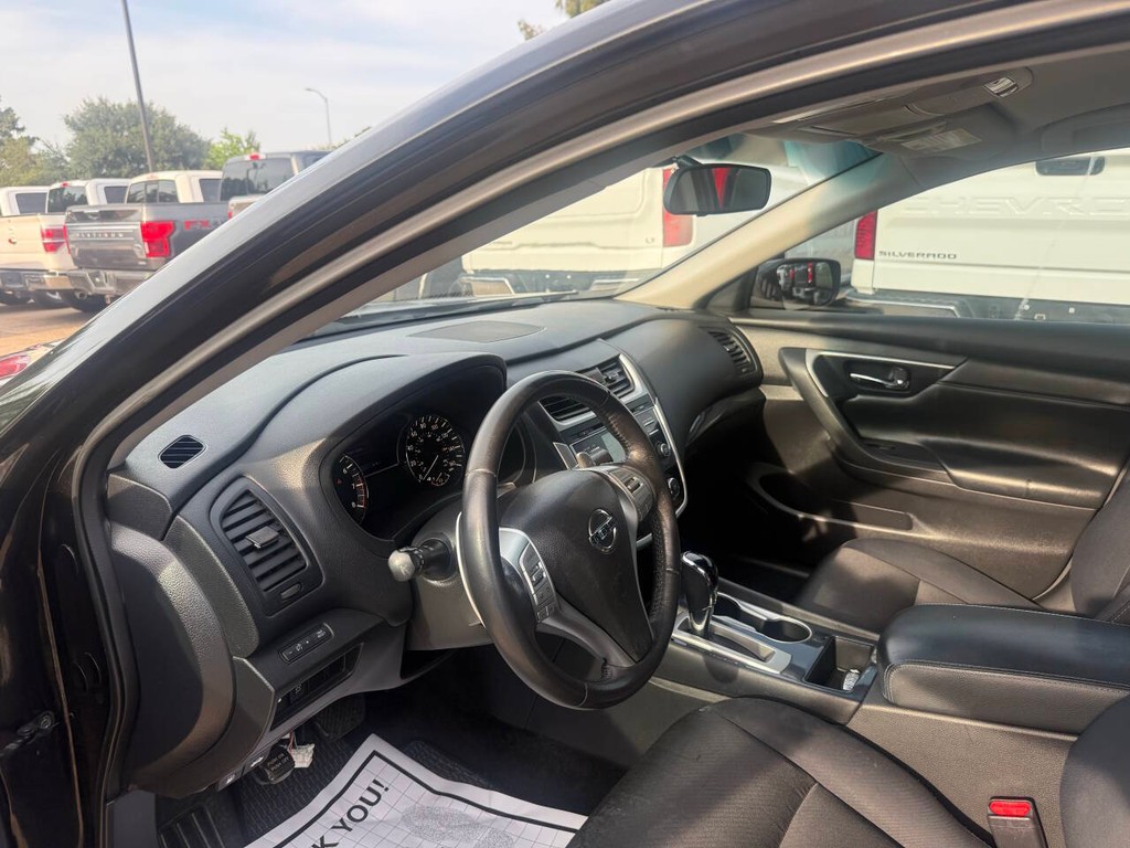 Nissan Altima Vehicle Full-screen Gallery Image 06