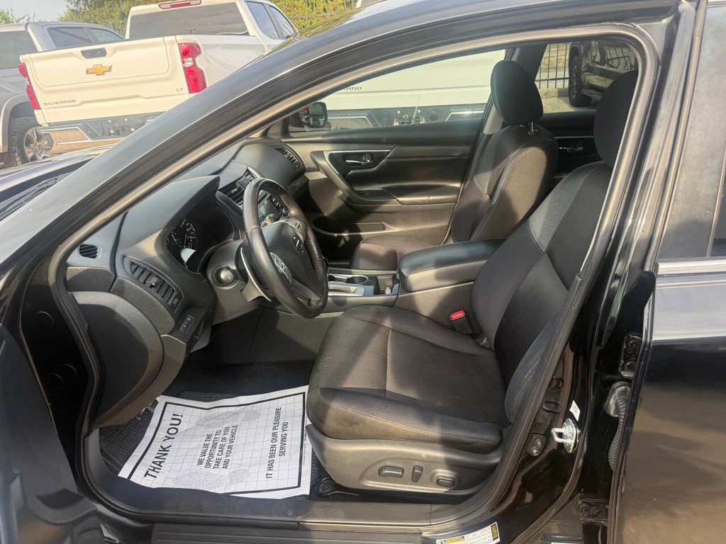 Nissan Altima Vehicle Full-screen Gallery Image 07