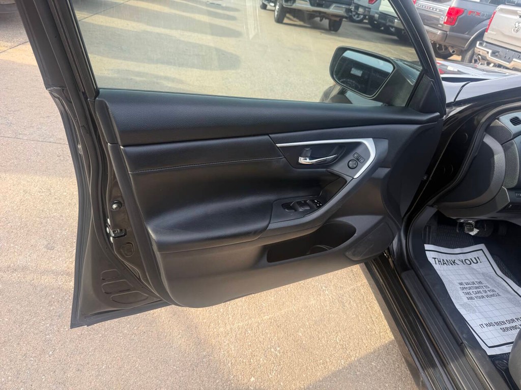 Nissan Altima Vehicle Full-screen Gallery Image 08