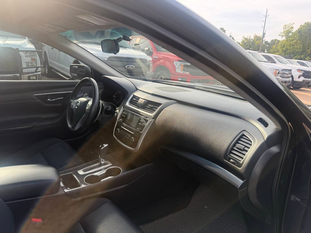 Nissan Altima Vehicle Full-screen Gallery Image 09