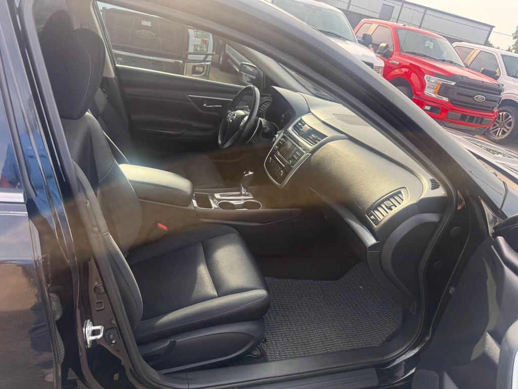 Nissan Altima Vehicle Full-screen Gallery Image 10
