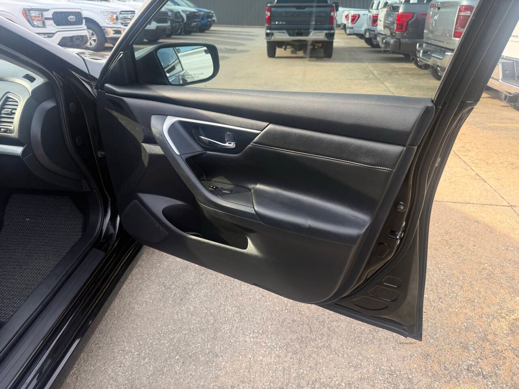 Nissan Altima Vehicle Full-screen Gallery Image 11