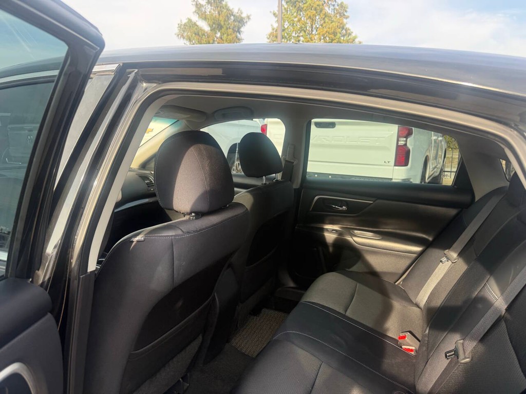 Nissan Altima Vehicle Full-screen Gallery Image 12