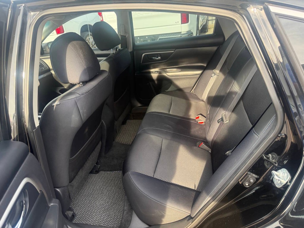 Nissan Altima Vehicle Full-screen Gallery Image 13