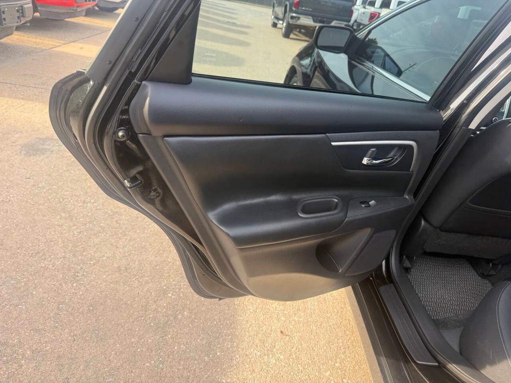 Nissan Altima Vehicle Full-screen Gallery Image 14