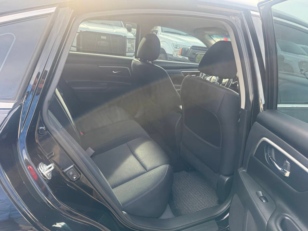 Nissan Altima Vehicle Full-screen Gallery Image 15