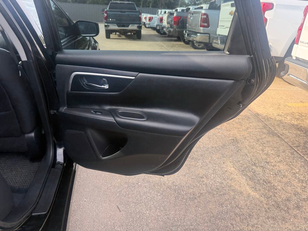 Nissan Altima Vehicle Full-screen Gallery Image 16