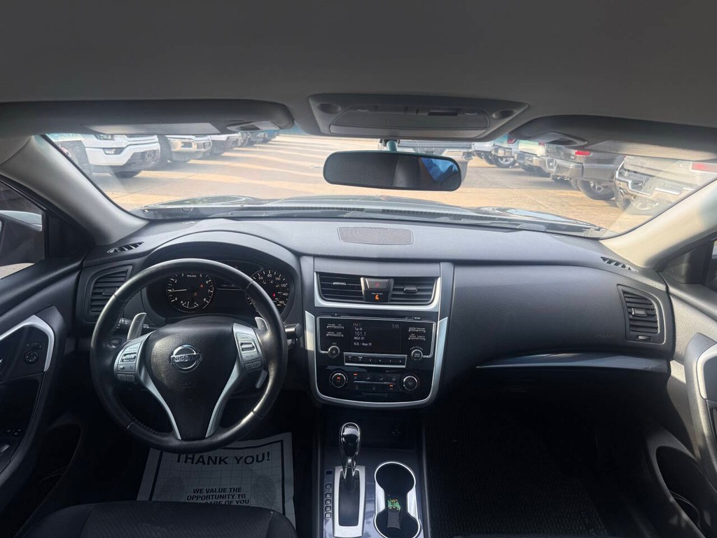 Nissan Altima Vehicle Full-screen Gallery Image 17