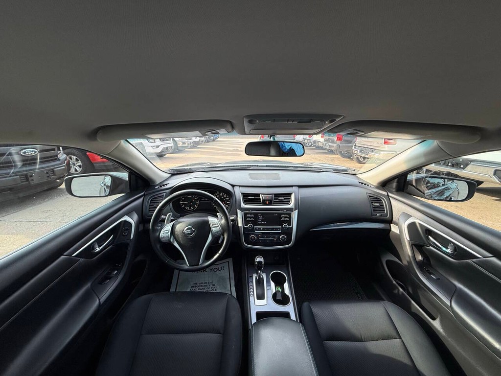 Nissan Altima Vehicle Full-screen Gallery Image 18