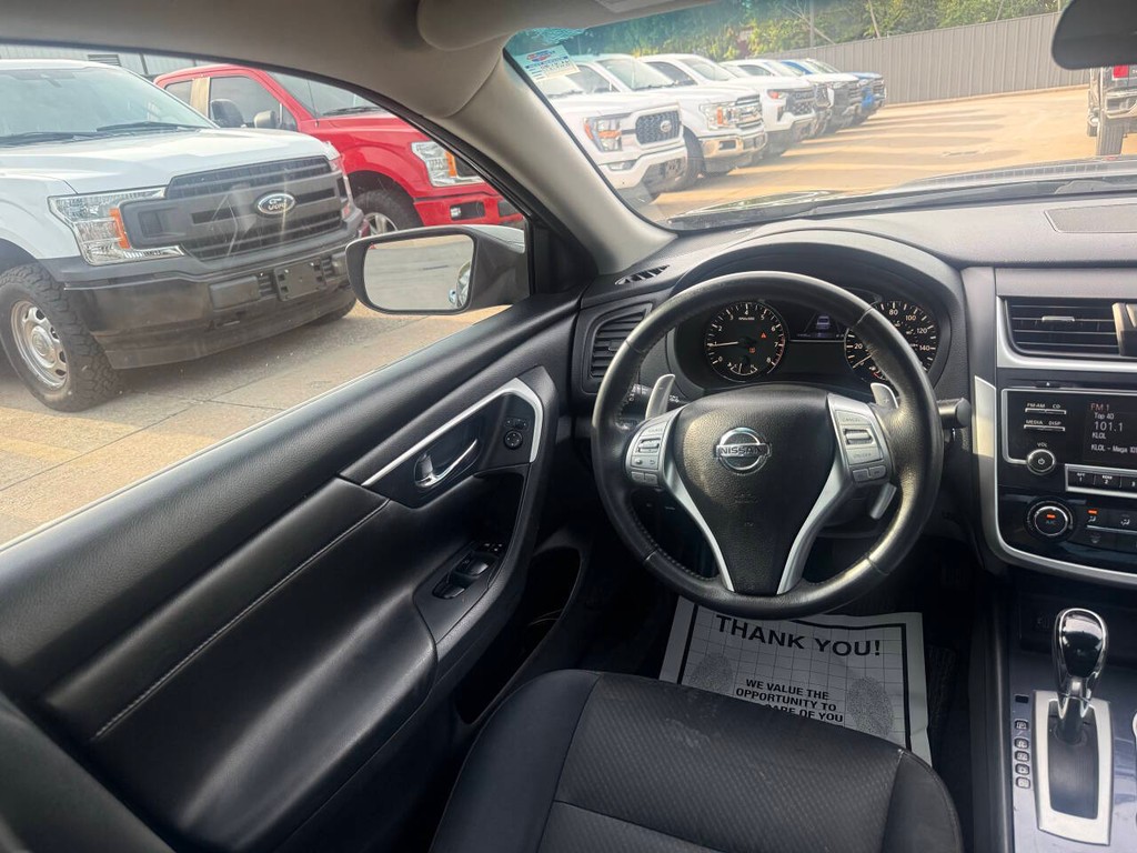 Nissan Altima Vehicle Full-screen Gallery Image 19