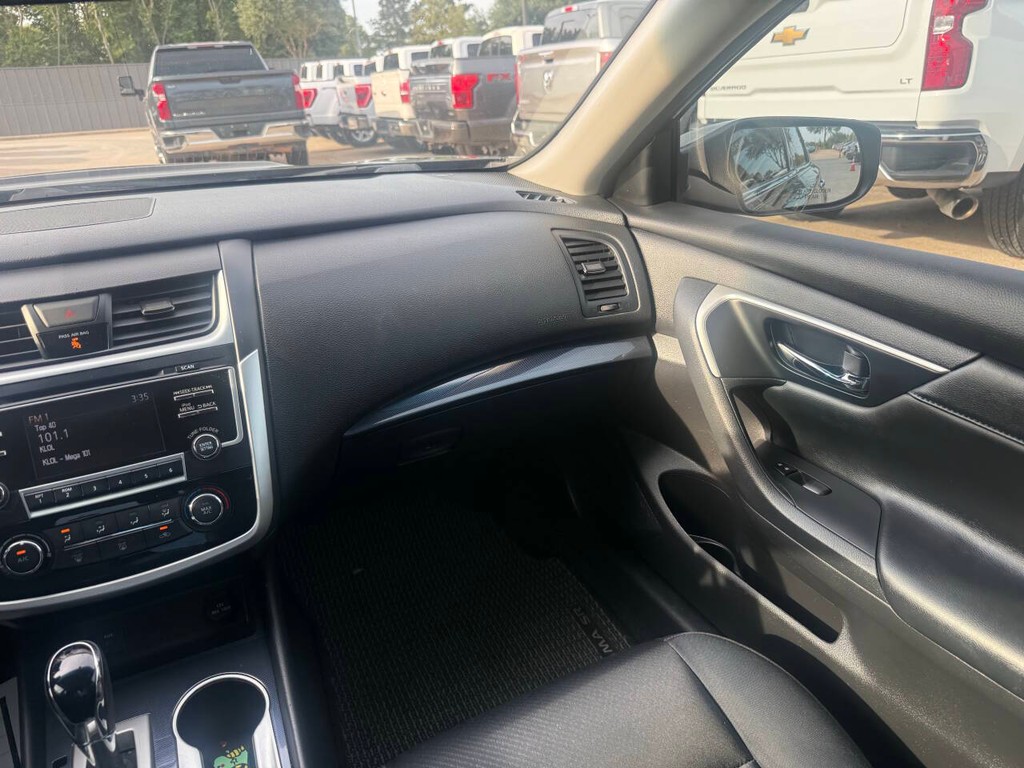 Nissan Altima Vehicle Full-screen Gallery Image 20