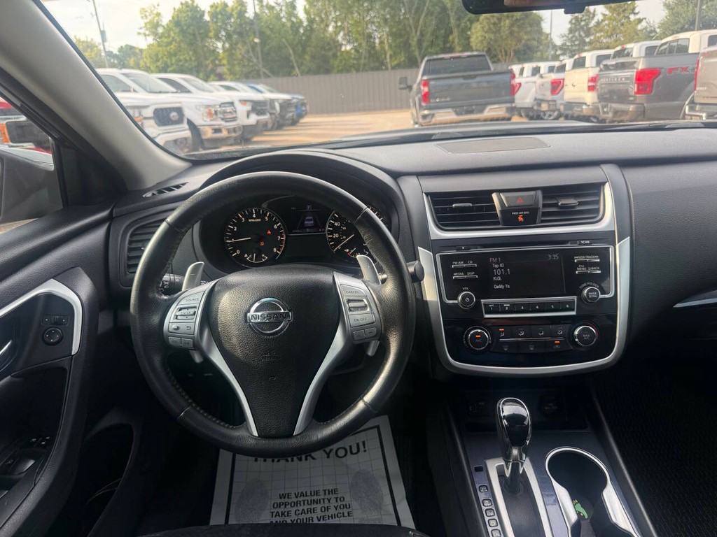 Nissan Altima Vehicle Full-screen Gallery Image 21