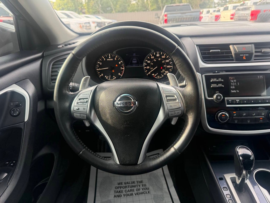 Nissan Altima Vehicle Full-screen Gallery Image 22