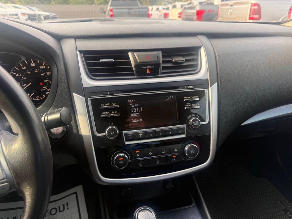 Nissan Altima Vehicle Full-screen Gallery Image 24