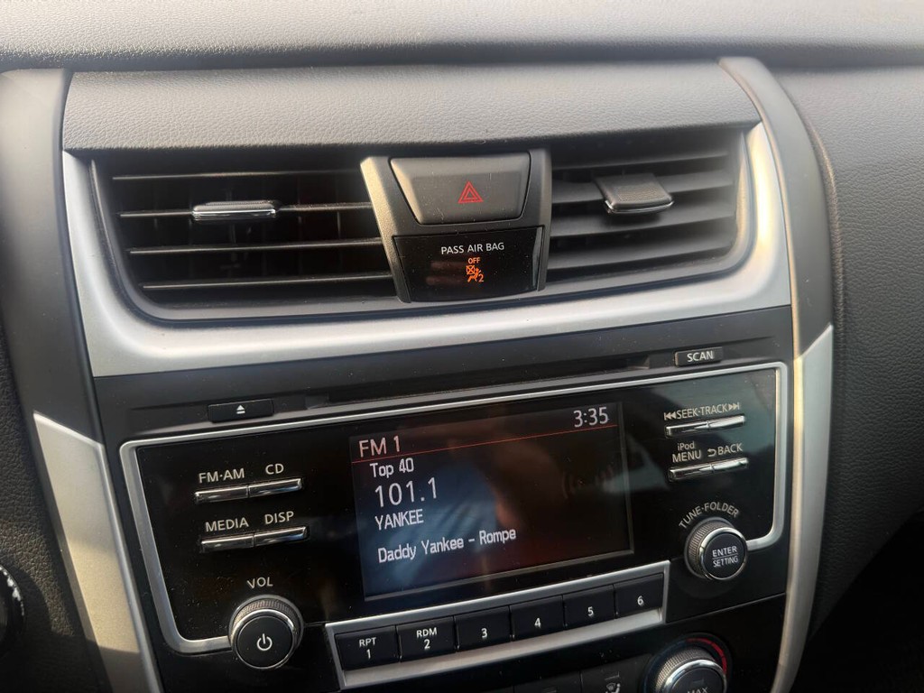 Nissan Altima Vehicle Full-screen Gallery Image 26