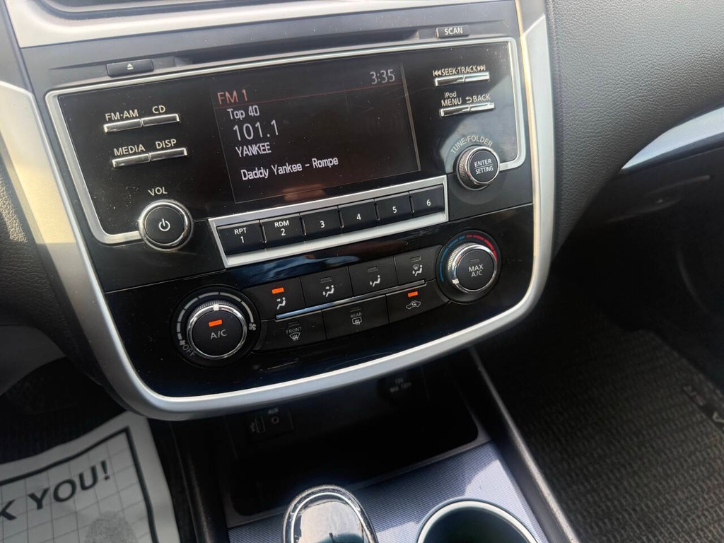 Nissan Altima Vehicle Full-screen Gallery Image 27