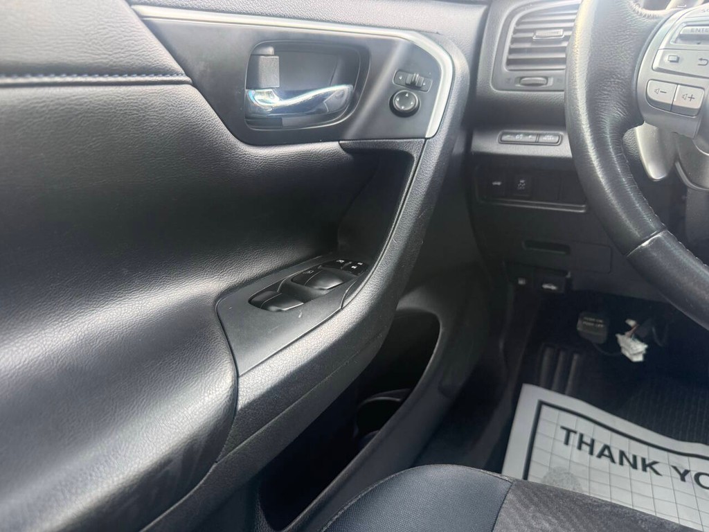 Nissan Altima Vehicle Full-screen Gallery Image 29
