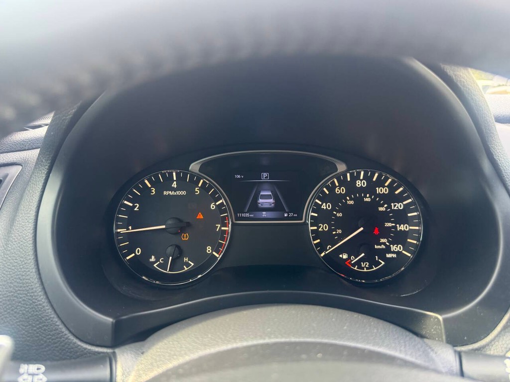 Nissan Altima Vehicle Full-screen Gallery Image 30