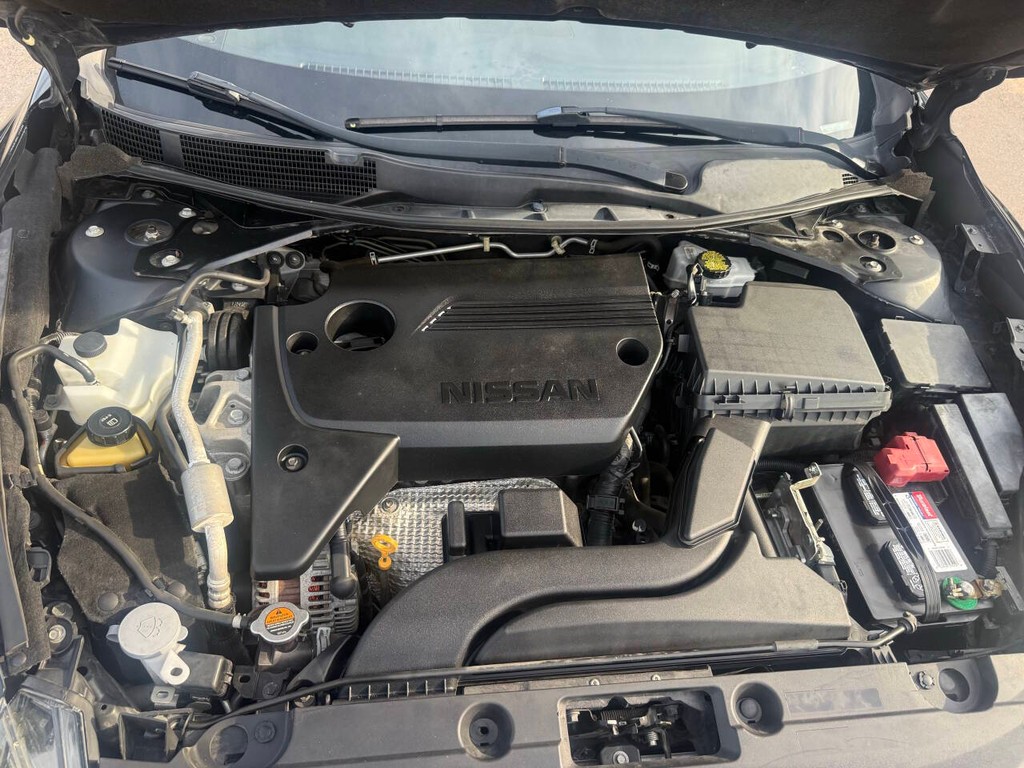 Nissan Altima Vehicle Full-screen Gallery Image 33
