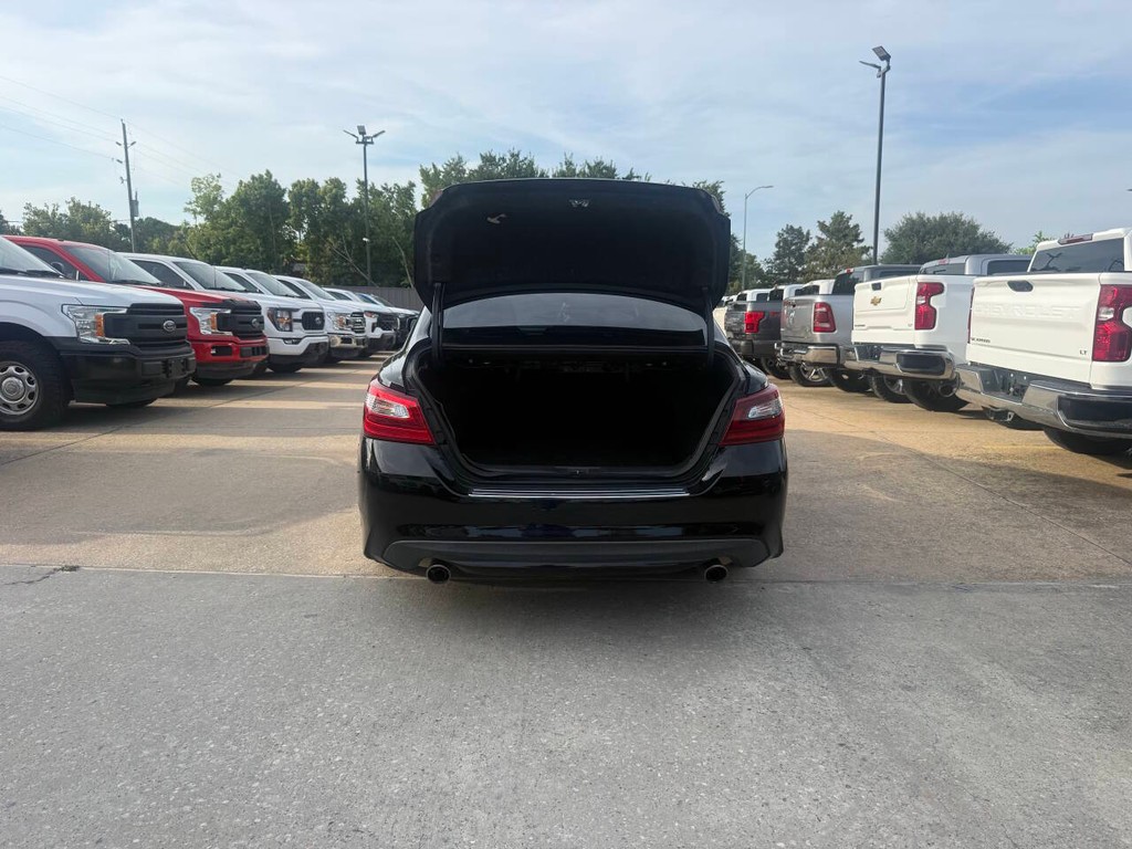 Nissan Altima Vehicle Full-screen Gallery Image 35
