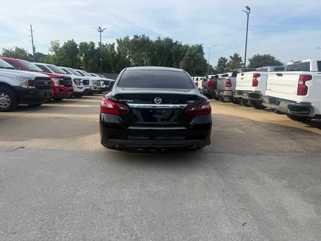 Nissan Altima Vehicle Full-screen Gallery Image 36