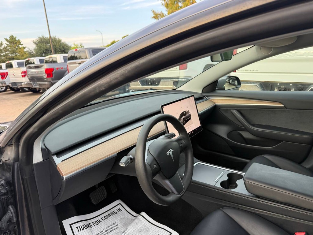 Tesla Model 3 Vehicle Full-screen Gallery Image 06