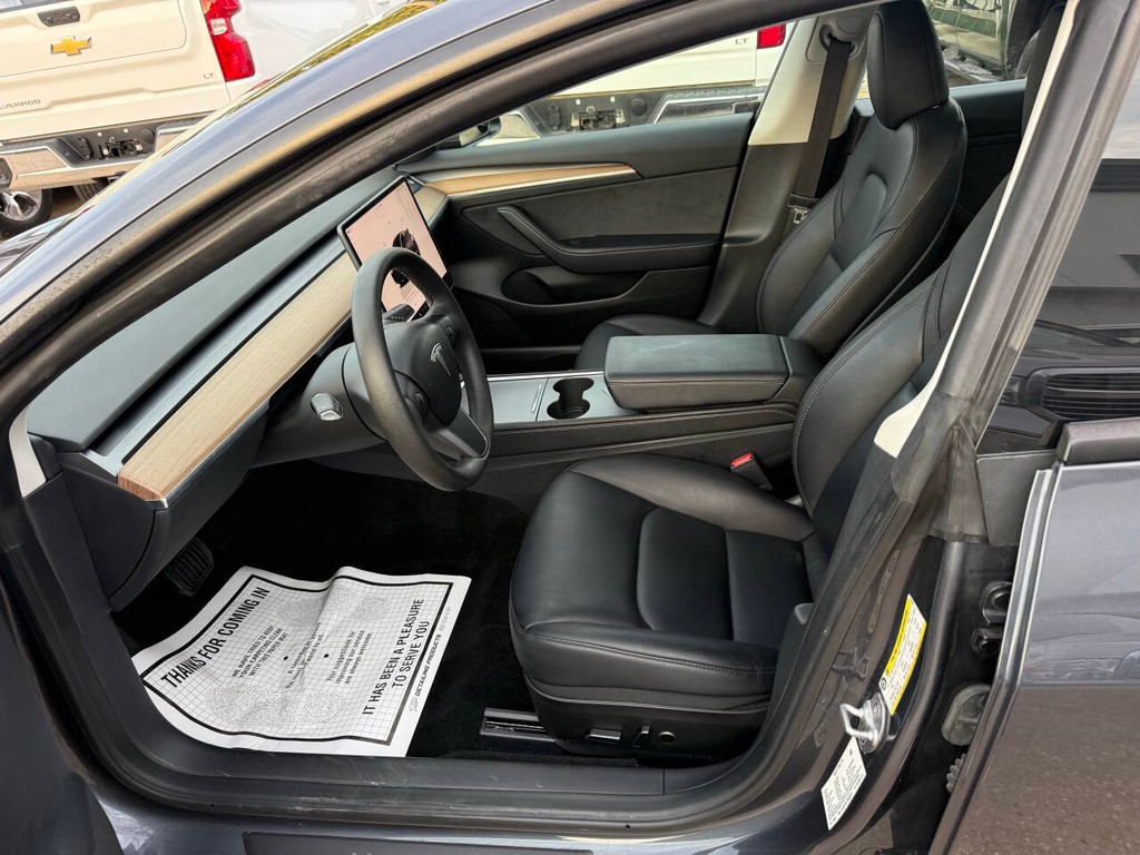 Tesla Model 3 Vehicle Full-screen Gallery Image 07