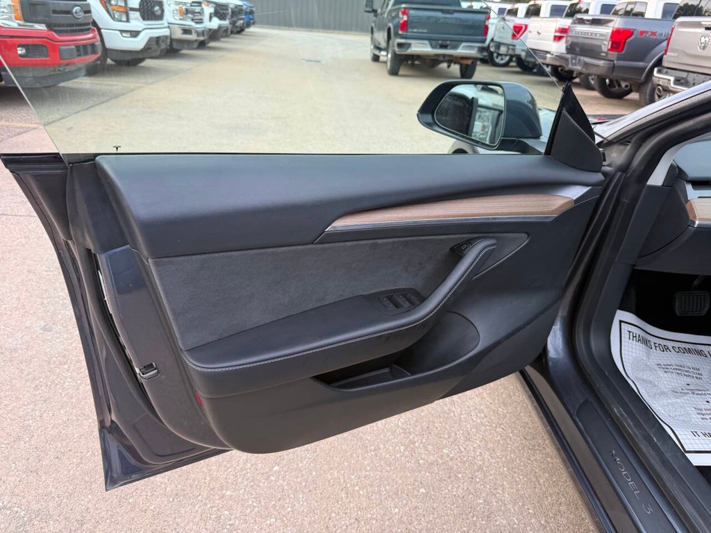 Tesla Model 3 Vehicle Full-screen Gallery Image 08
