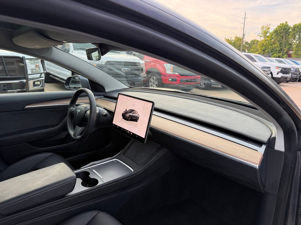 Tesla Model 3 Vehicle Full-screen Gallery Image 09