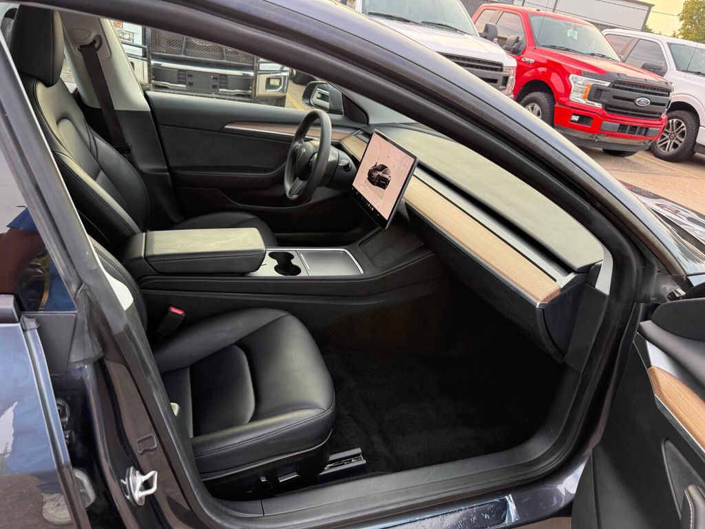 Tesla Model 3 Vehicle Full-screen Gallery Image 10