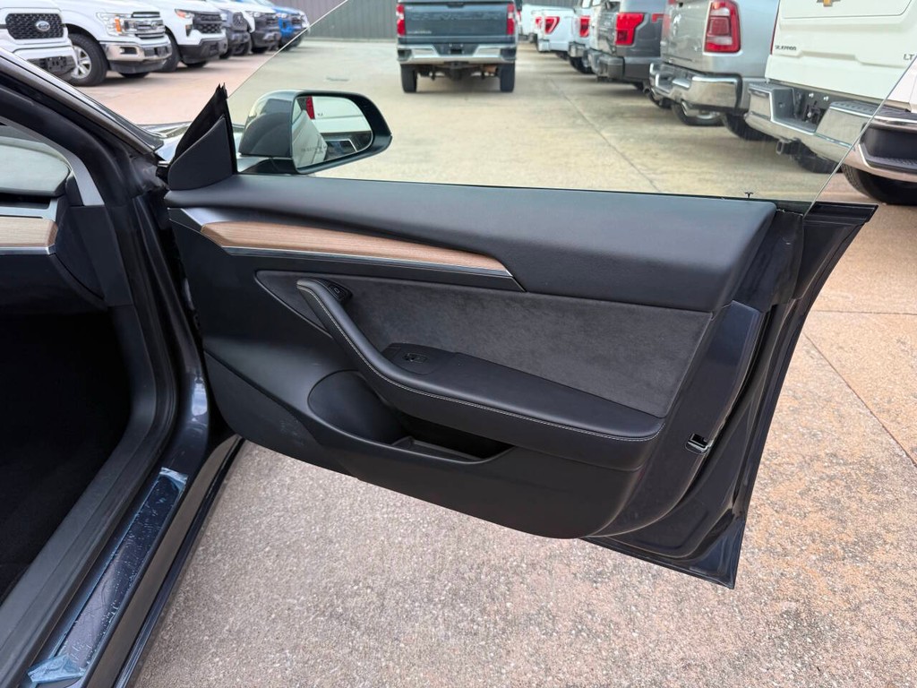 Tesla Model 3 Vehicle Full-screen Gallery Image 11