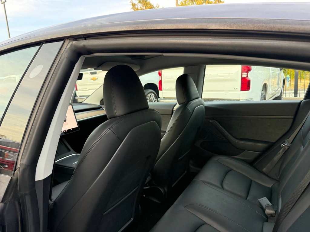 Tesla Model 3 Vehicle Full-screen Gallery Image 12