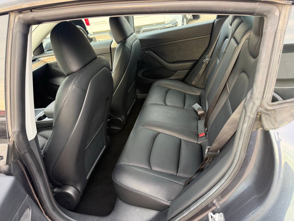 Tesla Model 3 Vehicle Full-screen Gallery Image 13