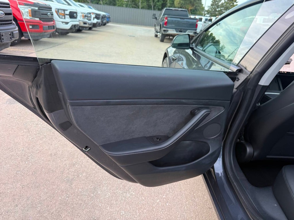 Tesla Model 3 Vehicle Full-screen Gallery Image 14
