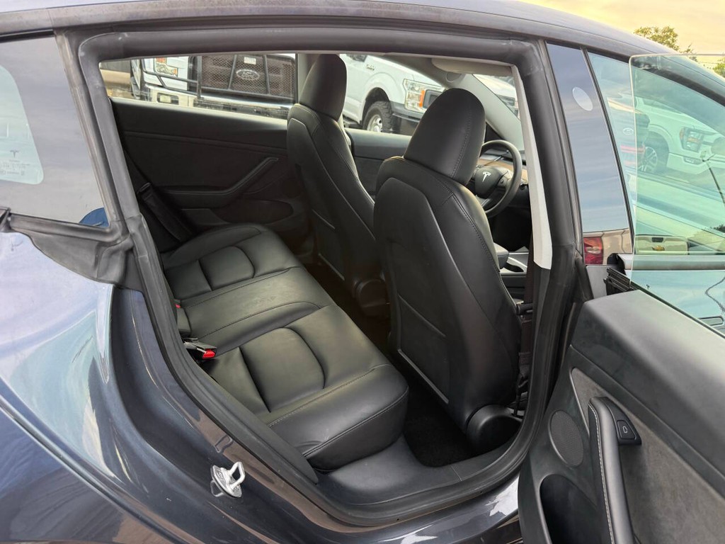 Tesla Model 3 Vehicle Full-screen Gallery Image 15