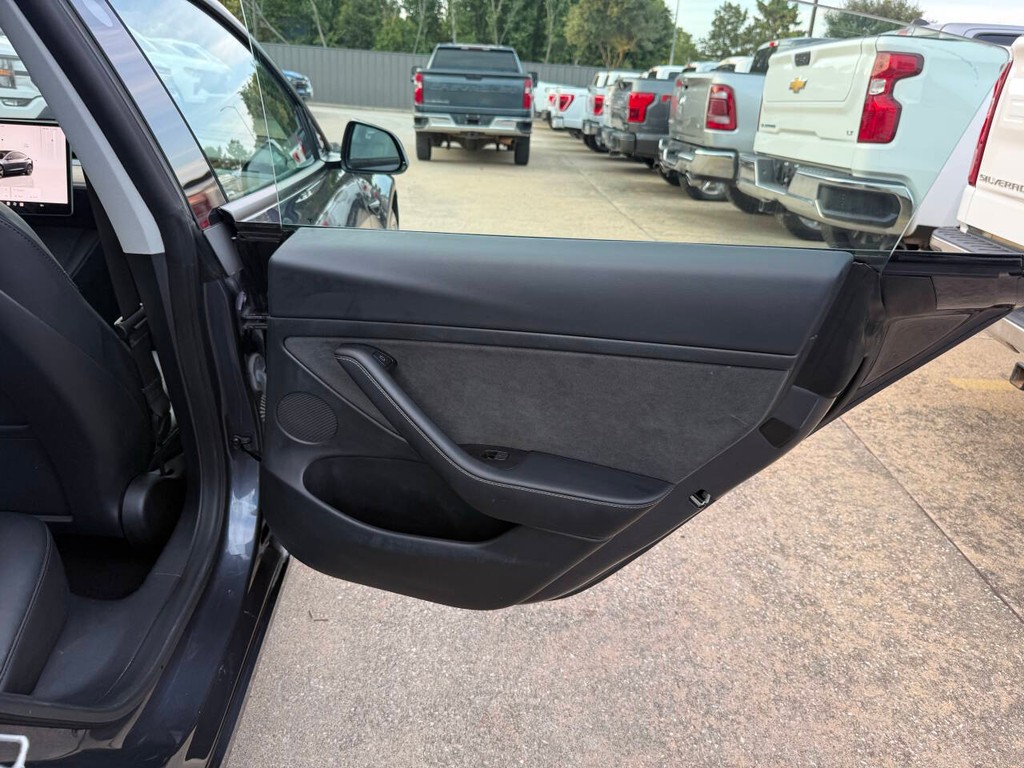 Tesla Model 3 Vehicle Full-screen Gallery Image 16