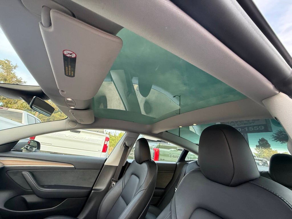 Tesla Model 3 Vehicle Full-screen Gallery Image 26